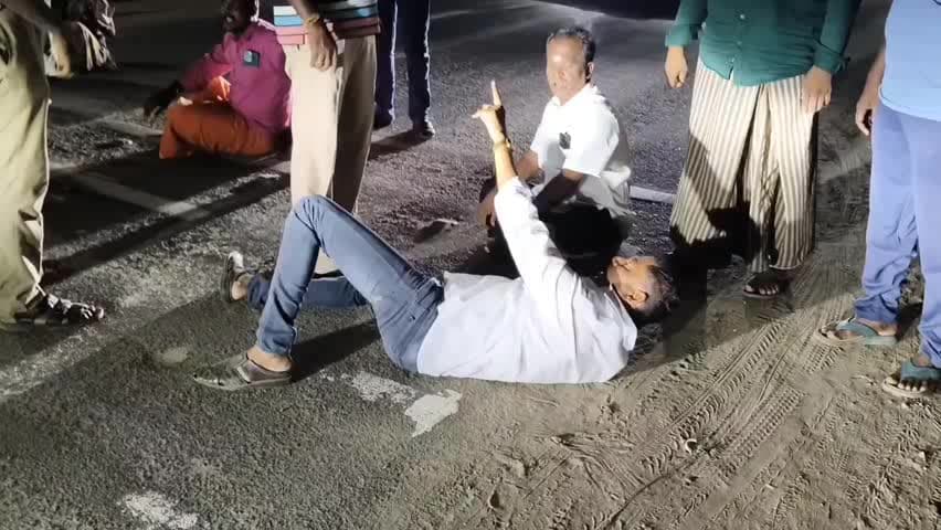 மானாமதுரை: புகார் அளித்தும் நடவடிக்கை இல்லை என குற்றச்சாட்டு
மானாமதுரையில் போலீஸ் நிலையம் முன்பு சாலையில் படுத்து போராட்டம்