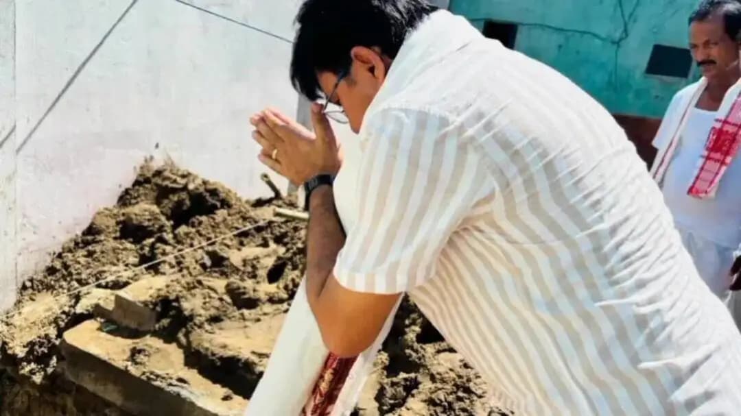 তেজপুৰ: শোণিতপুৰ জিলাৰ অন্তৰ্গত ভালুকেখোৱা ৰাজহুৱা নামঘৰত উপস্থিত হয় বিধায়ক ঝতু বৰণ শৰ্মা