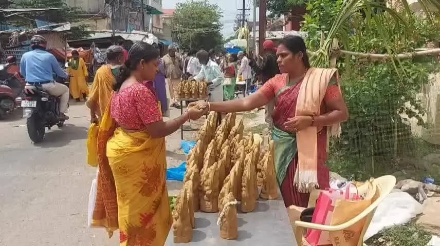 புதுக்கோட்டை: கீழ 3ம் வீதி வரதராஜ பெருமாள் கோவில் மார்க்கெட்டில் விற்று தீர்ந்த விநாயகர் சிலைகள் மகிழ்ச்சியுடன் வாங்கி சென்ற பக்தர்கள்