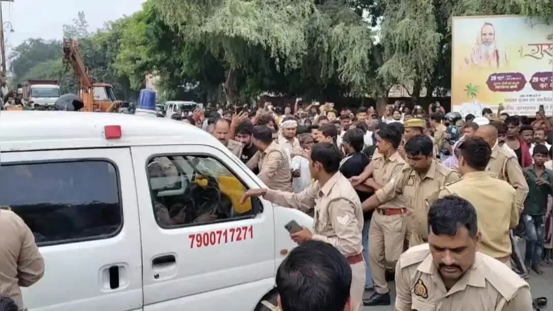 मथुरा: मथुरा वृंदावन रोड पर वात्सल्य ग्राम के समीप रॉन्ग साइड से आ रही बस ने स्कूटी सवार को मारी टक्कर, मौके पर हुई मौत