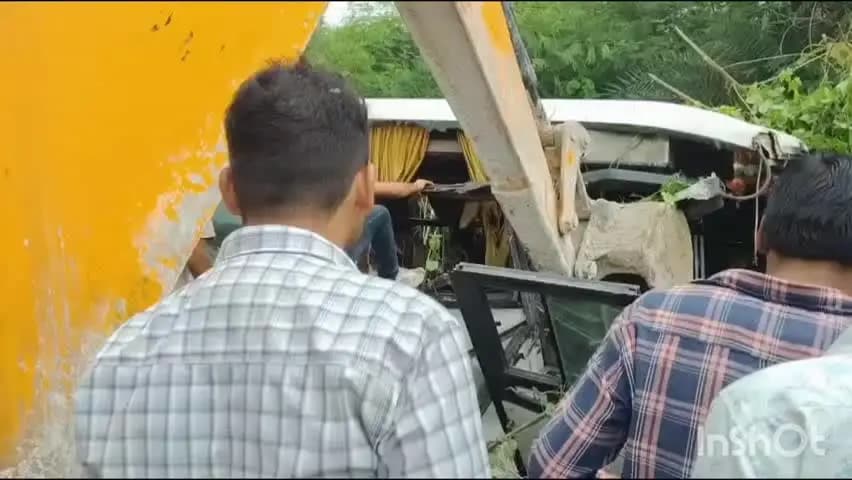कपासन: कांकरिया में तेज रफ्तार लोकपरिवहन बस विद्युत पोल से टकराकर सड़क किनारे खाई में उतरी, 1 यात्री की मौत, महिला सहित 4 घायल