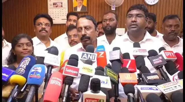 வேலூர்: வேலூரில் அமைச்சர் பேட்டி: திடீரென மின்சாரம் துண்டிப்பு - செல்போன் வெளிச்சத்தில் நடந்த விளக்கம்!