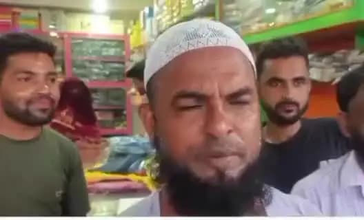 নগাঁও: নগাঁৱৰ কচুৱাৰ শিমলুগুৰি বজাৰত বনৰীয়া ম’হৰ তাণ্ডৱ,এখন কাপোৰৰ দোকানত সোমাই বনৰীয়া ম’হটোৱে সৃষ্টি কৰিলে আতংক
