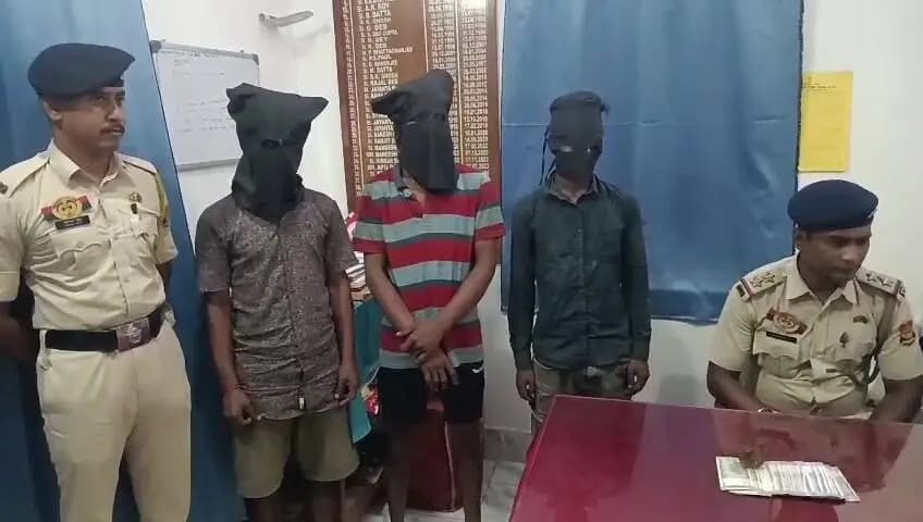 মোহনপুর: মহারাজগঞ্জে লালমাটিয়ার বিপণি বিতান থেকে ৩ সন্দেহভাজন চোর আটক, নগদ ১০ হাজার উদ্ধার
