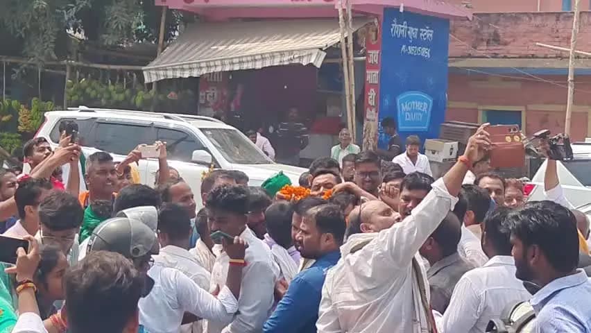 परसा: परसा दरोगा राय चौक पर जयराम यादव का फूल-माला से भव्य स्वागत
