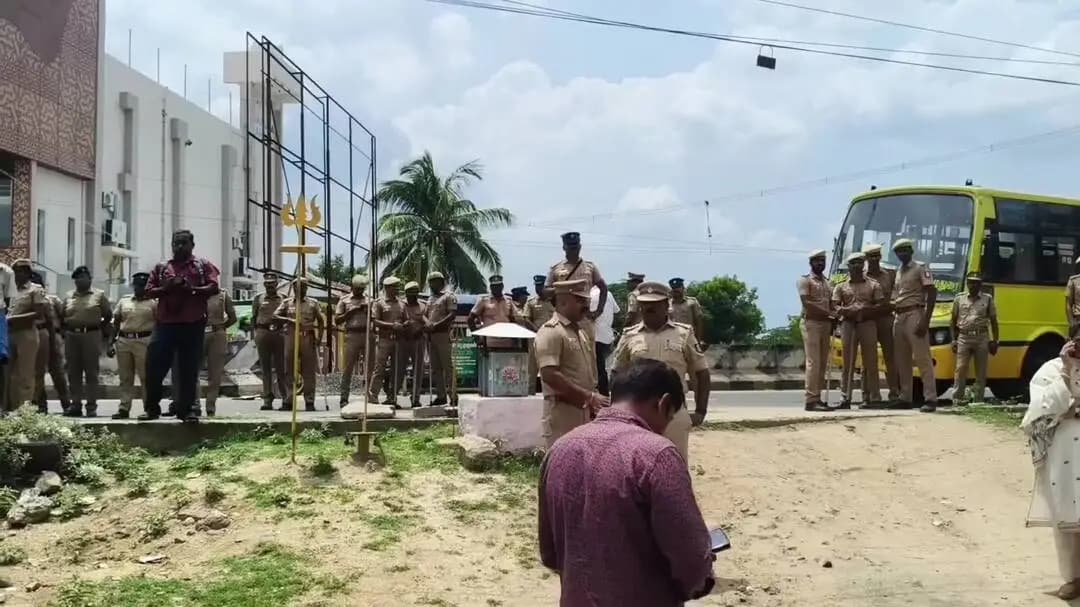 திண்டுக்கல் கிழக்கு: திண்டுக்கல் குடைப்பாறைப்பட்டியில் அனுமதியின்றி சிலை ஊர்வலம்: 50 பேர் கைது