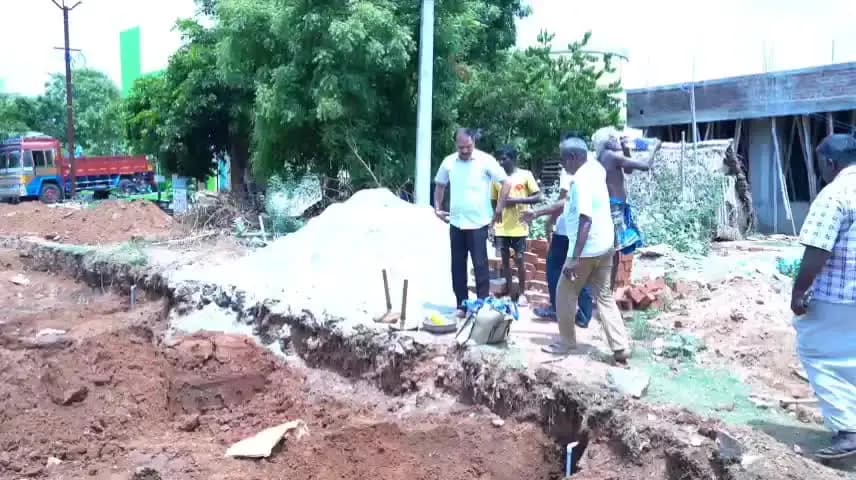 புதுக்கோட்டை: திமுக ஆட்சியில் கொண்டுவரப்பட்ட மச்வாடி சாலை விரிவாக்க பணியில் குடிநீர் குழாய் உடைப்பது ஆய்வு பணியை மேற்கொண்ட MLA Dr முத்துராஜா