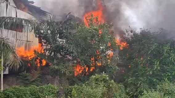 मुरादाबाद: थाना कटघर इलाके के RH इंटरनेशनल एक्सपोर्ट फर्म में लगी आग, दमकल विभाग की टीम आग बुझाने में जुटी