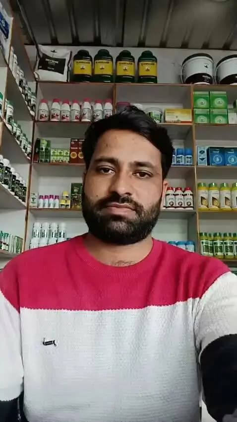 #सफलता_की_कहानी
संत रविदास स्वरोजगार योजना से साकार हुआ तनसुख का सपना, खाद-बीज भंडार से प्रतिमाह 30–40 हजार रुपये की आय
नीमच, 14 सितंबर 2026। शासन की जनकल्याणकारी योजनाएं जरूरतमंदों को स्वरोजगार से जोड़कर आत्मनिर्भरता की दिशा में आगे बढ़ाने का सशक्त माध्यम बन रही हैं। ऐसी ही एक योजना का लाभ लेकर नीमच जिले के ग्राम कराडिया महाराज निवासी श्री तनसुख लाल पिता श्री कैलाश चंद्र ने अपने स्वरोजगार का सपना साकार किया और आज सफलतापूर्वक खाद-बीज भंडार संचालित कर आत्मनिर्भर जीवन की ओर बढ़ रहे हैं।
श्री तनसुख लाल को संत रविदास स्वरोजगार योजना के तहत जिला अंत्यावसायी सहकारी विकास समिति के माध्यम से स्वरोजगार स्थापित करने के लिए सहायता मिली। योजना के अंतर्गत उन्हें भारतीय स्टेट बैंक, जीरन शाखा से 7 लाख रुपये का ऋण प्राप्त हुआ। इस राशि का उपयोग कर उन्होंने अपना खाद-बीज भंडार प्रारंभ किया।
व्यवसाय शुरू होने के बाद श्री तनसुख लाल की आर्थिक स्थिति में निरंतर सुधार आया है। वर्तमान में वे अपने खाद-बीज भंडार से प्रतिमाह लगभग 30 से 40 हजार रुपये की आय अर्जित कर रहे हैं। स्वरोजगार से प्राप्त नियमित आय ने न केवल उनके परिवार की आर्थिक स्थिति को मजबूत किया है, बल्कि उनमें आत्मविश्वास और स्वावलंबन की भावना को भी बढ़ाया है।
श्री तनसुख लाल बताते हैं कि पहले स्वयं का व्यवसाय शुरू करना उनके लिए एक सपना था, लेकिन आर्थिक संसाधनों के अभाव में यह संभव नहीं हो पा रहा था। संत रविदास स्वरोजगार योजना और जिला अंत्यावसायी सहकारी विकास समिति के सहयोग से उन्हें आवश्यक वित्तीय संबल मिला और उनका सपना साकार हो सका। आज वे अपने व्यवसाय का संचालन स्वयं कर रहे हैं और मेहनत से आगे बढ़ रहे हैं।
जिले में कलेक्टर श्री हिमांशु चंद्रा के मार्गदर्शन में विभिन्न स्वरोजगार एवं जनकल्याणकारी योजनाओं का लाभ पात्र हितग्राहियों तक पहुंचाने के लिए निरंतर प्रयास किए जा रहे हैं, ताकि अधिक से अधिक लोग स्वरोजगार से जुड़कर आर्थिक रूप से सशक्त एवं आत्मनिर्भर बन सकें।
श्री तनसुख लाल ने स्वरोजगार स्थापित करने में सहयोग के लिए मुख्यमंत्री डॉ.मोहन यादव एवं कलेक्टर श्री हिमांशु चंद्रा के प्रति हृदय से आभार व्यक्त किया। वे कहते हैं, कि शासन की योजना से मिले सहयोग ने उन्हें अपने पैरों पर खड़े होने का अवसर दिया है। आज उनका खाद-बीज भंडार न केवल उनकी आय का माध्यम है, बल्कि उनके आत्मविश्वास और आत्मनिर्भरता की नई पहचान भी बन गया है।
CM Madhya Pradesh
Jansampark Madhya Pradesh
Department of Tribal Welfare, Madhya Pradesh
#SantRavidasSwarojgarYojana
#Neemuch
#नीमच