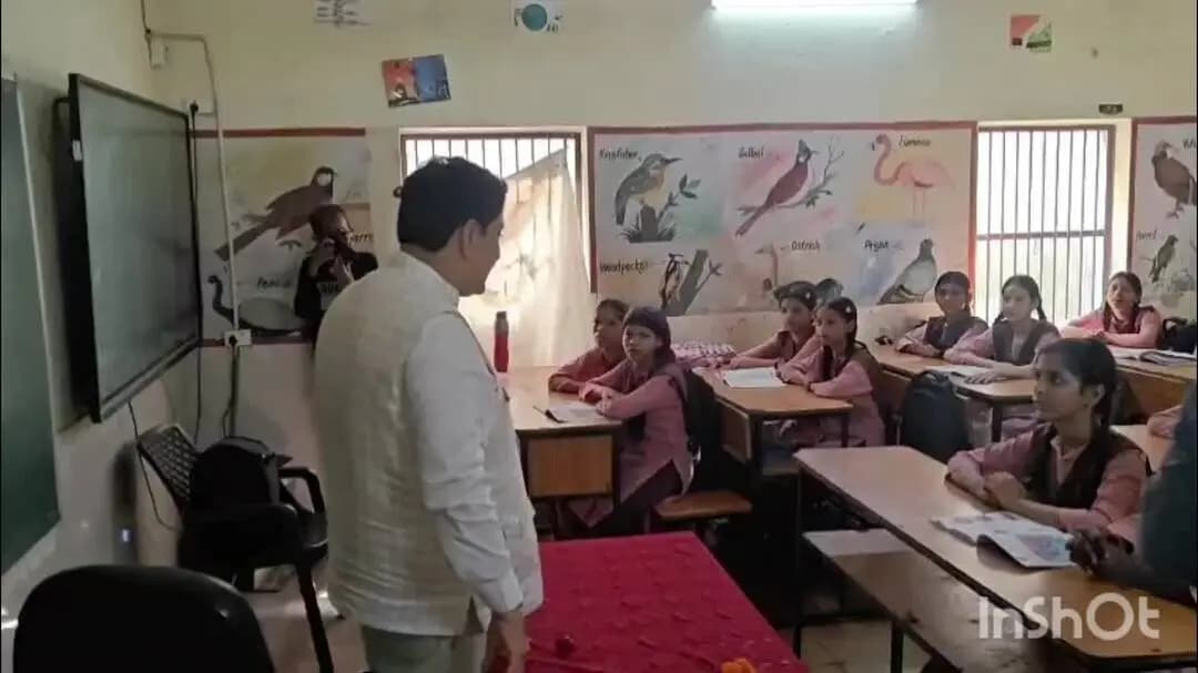 गाज़ियाबाद: करहेड़ा-मोहन नगर स्थित कंपोजिट विद्यालय पहुंचे मंत्री सुनील शर्मा, छात्र-छात्राओं से की बातचीत
