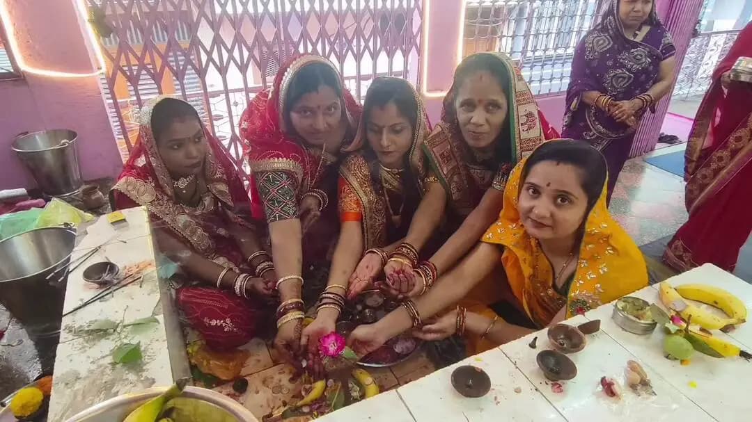 प्रतापगढ़: हरतालिका तीज पर शिव-पार्वती की पूजा, सुहाग और परिवार की खुशहाली की कामना, व्रत रखकर विधि-विधान से की पूजा-अर्चना