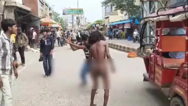 गोवर्धन: गोवर्धन में ढोंगी बाबा की करतूत, बीच सड़क अर्धनग्न होकर महिलाओं को किए अश्लील इशारे, लोगों ने की धुनाई