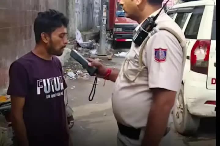 करोल बाग: नबी करीम में पुलिस का विशेष अभियान, 25 लोगों पर कार्रवाई