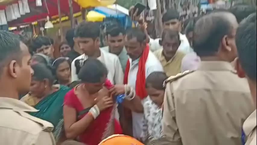 हमीरपुर: सुमेरपुर में तीजा मेले में चोरी के आरोप में महिला की सरेआम पिटाई, वीडियो हुआ वायरल