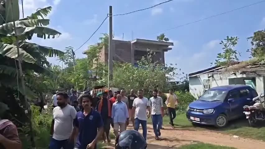 तारापुर: स्वर्णडीहा गांव में सीआरपीएफ जवान संजीव का पार्थिव शरीर पहुंचा, 'भारत माता की जय' के नारों से गूंजा गांव