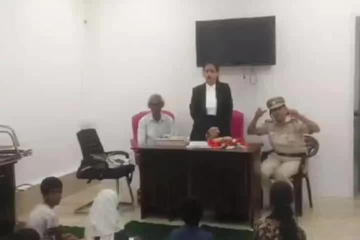 करोल बाग: शारदानंद चौकी में बच्चों को मच्छरजनित बीमारियों व पॉक्सो कानून की जानकारी दी गई