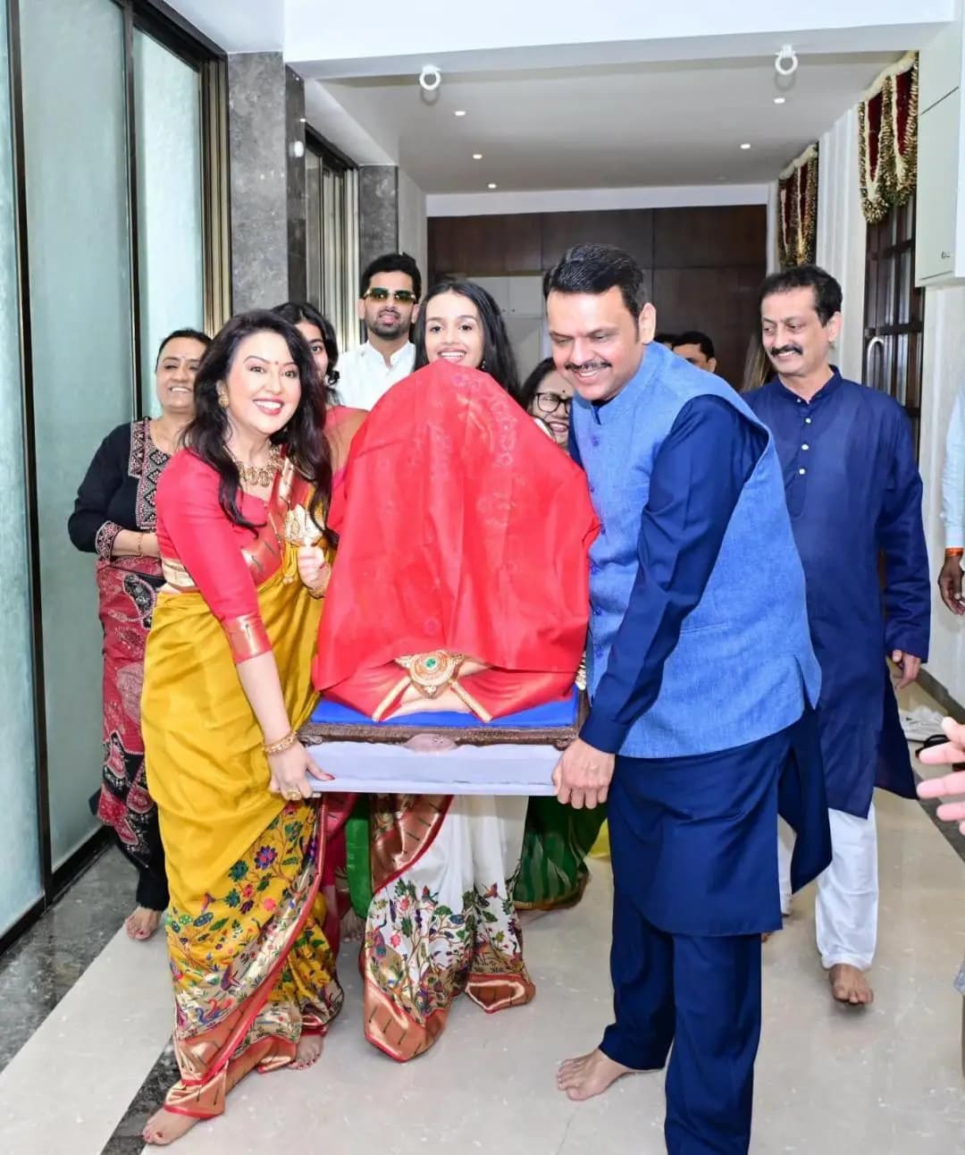 मुंबई उपनगर: मुख्यमंत्री देवेंद्र फडणवीसांच्या निवासस्थानी विधिवत श्रीगणेश प्रतिष्ठापना