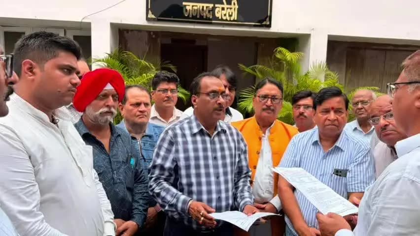 बरेली: मुकदमे लंबित होने पर पासपोर्ट और लाइसेंस नवीनीकरण में आ रही अड़चन, व्यापारियों ने DM से लगाई गुहार