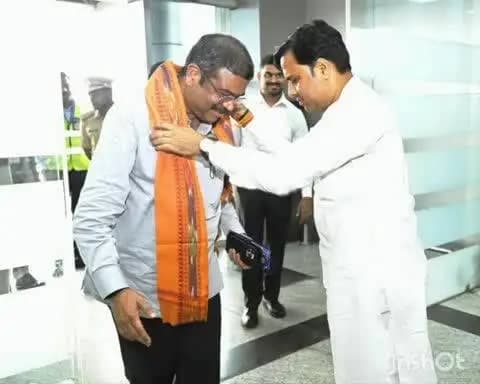 ଝାରସୁଗୁଡା: ଝାରସୁଗୁଡ଼ା ବିମାନବନ୍ଦରରେ ଧର୍ମେନ୍ଦ୍ର ପ୍ରଧାନଙ୍କୁ ସ୍ୱାଗତ କଲେ ବିଧାୟକ ଟଙ୍କଧର ତ୍ରିପାଠୀ6