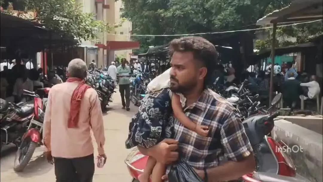 बलिया: 8 माह की मासूम को गोद में लेकर पिता कोर्ट पहुंचा, पत्नी पर लगाया प्रताड़ना का आरोप