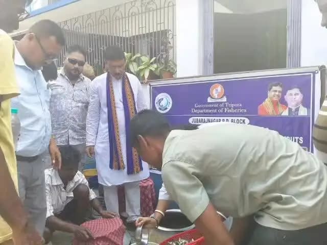 কাঞ্চনপুর: ধর্মনগরে মৎস্য দপ্তরের উদ্যোগে মৎস্যচাষীদের মধ্যে মাছের পোনা বিতরণ কর্মসূচিতে উপস্থিত বিধায়ক