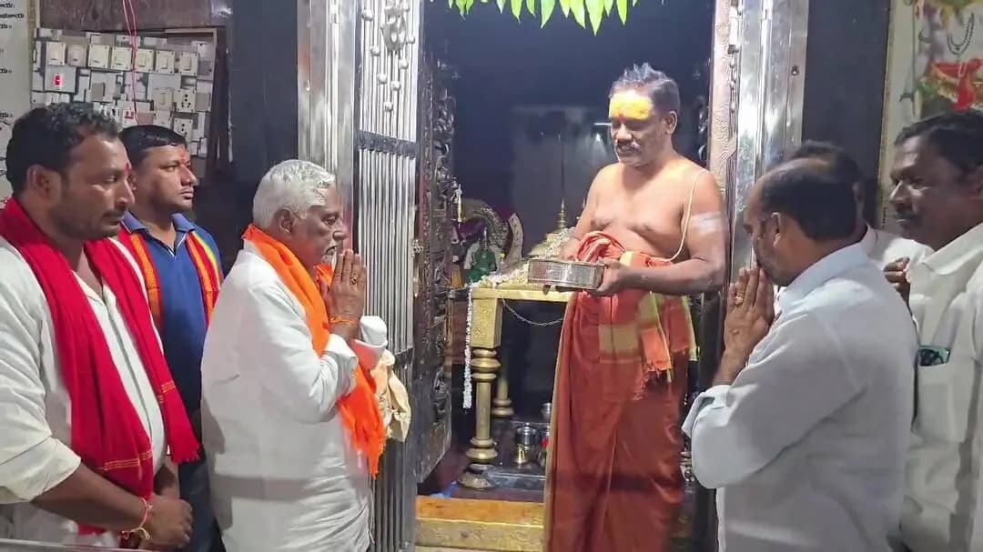 సారంగాపూర్: దుబ్బ రాజన్న ఆలయంలో గణేష్ ఆగమన కార్యక్రమంలో పాల్గొన్న మాజీ మంత్రి జీవన్ రెడ్డి