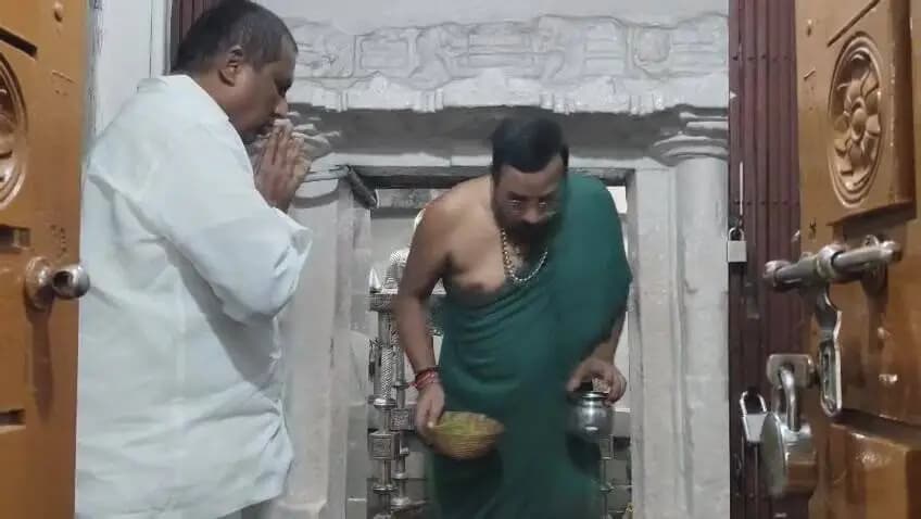 ధర్మపురి: ధర్మపురి శ్రీ రామలింగేశ్వర స్వామిని దర్శించుకున్న మంత్రి అడ్లూరి లక్ష్మణ్ కుమార్