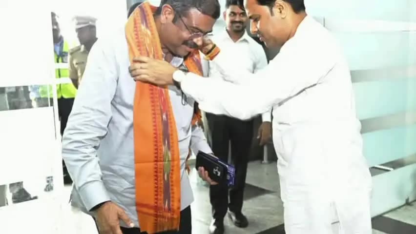ଝାରସୁଗୁଡା: ଝାରସୁଗୁଡା ସ୍ଥିତ ବିର ସୁରେନ୍ଦ୍ର ସାଏ ବିମାନବନ୍ଦରରେ ପୂର୍ବତନ କେନ୍ଦ୍ରମନ୍ତ୍ରୀ ତଥା ସମ୍ବଲପୁର ସାଂସଦ ଙ୍କୁ ଭଵ୍ୟ ସ୍ୱାଗତ ସମ୍ବର୍ଦ୍ଧନା