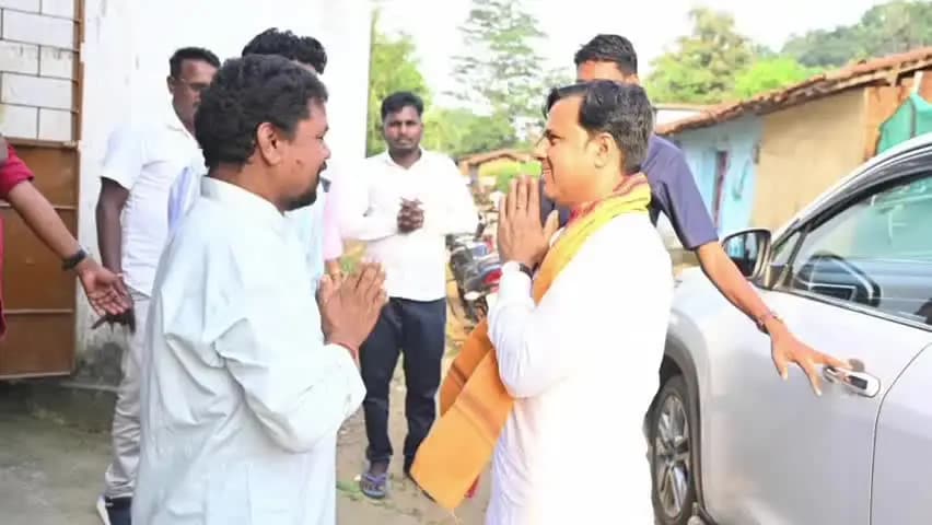 ଝାରସୁଗୁଡା: କିର୍ମିରା ବ୍ଲକ ଅନ୍ତର୍ଗତ ପକେଲଖୋଲ ଗସ୍ତ କରି ଆୟୋଜିତ ଶ୍ରୀଗଣେଶ ପୂଜାରେ ଯୋଗଦେଲେ ଝାରସୁଗୁଡା ବିଧାୟକ