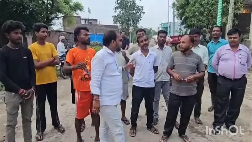 निचलौल: सिसवा के रायपुर-मंगलछपारा सड़क की बदहाली पर लोगों का गुस्सा फूटा, किया प्रदर्शन