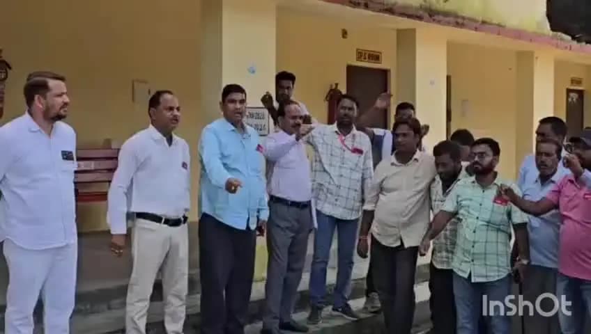 संडीला: रेलवे कॉलोनियों में जलभराव और लैट्रिन टैंक की व्यवस्था न होने से नाराज कर्मचारियों ने किया विरोध प्रदर्शन