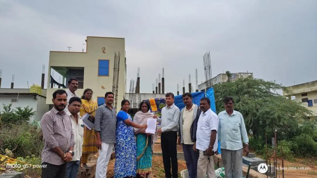 జనగాం: వీవర్స్ కాలనీలో పేద మహిళకు రూ.5 లక్షల ఇందిరమ్మ ఇల్లు మంజూరు చేసిన కలెక్టర్