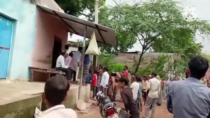 पिछोर: ग्राम पंचायत मुहार में शराबबंदी को लेकर महिलाओं का फूटा आक्रोश, दुकानों पर बोला धावा