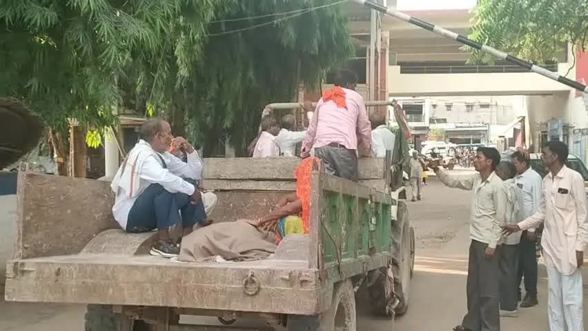 मुरैना नगर: मरीज की मौत के बाद मिल एरिया रोड पर कृष्णा हॉस्पिटल के बाहर शव रखकर किया हंगामा, परिजनों ने लगाया लापरवाही का आरोप