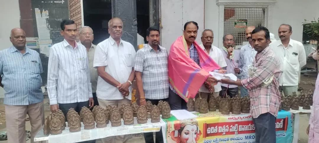 జనగాం: జనగామలో 1500 ఉచిత మట్టి వినాయక విగ్రహాల పంపిణీ
