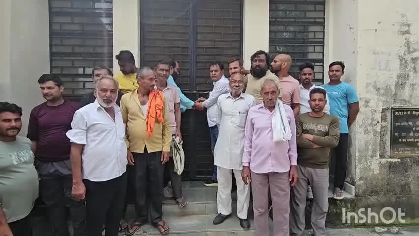 गभाना: कौरह रूस्तमपुर में ग्रामीणों ने बिजली कटौती और लो वोल्टेज की समस्याओं को लेकर किया धरना प्रदर्शन, एसडीओ को सौंपा ज्ञापन