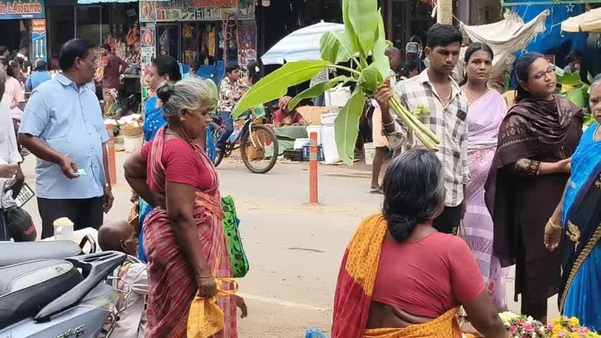 மானாமதுரை: மானாமதுரையில் களைகட்டிய விற்பனை – விநாயகர் சிலைகள், பூஜைப் பொருட்கள் வாங்க மக்கள் ஆர்வம்!