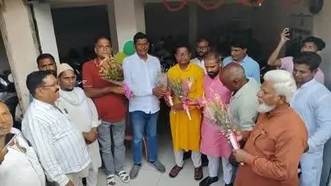 मरकच्चो: कोडरमा जिला परिषद अध्यक्ष ने मरकच्चो बाजार पर आयत ऑटोमोबाइल शोरूम का फीता काटकर उद्घाटन किया