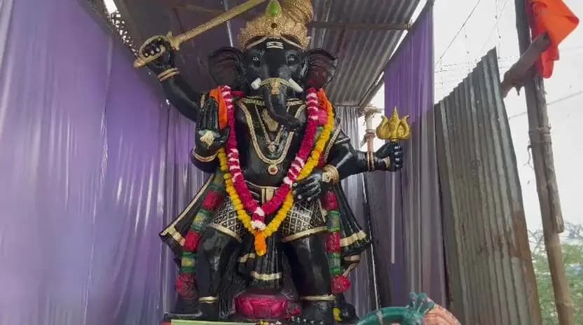 திருப்பூர் தெற்கு: திருப்பூரில் ‘கருப்பு’ பட பாணியில் விநாயகர் சிலை: பொதுமக்கள் ஆர்வம்!