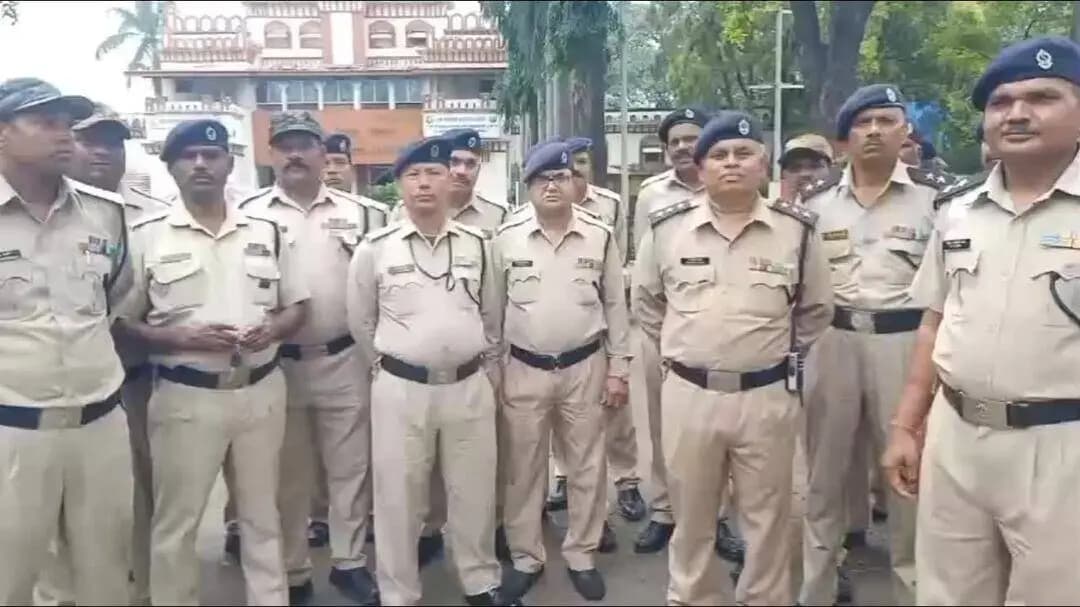 जबलपुर: खमरिया की हथियार फैक्ट्री में भ्रष्टाचार, सुरक्षाकर्मी ने कैमरे पर खोली प्रजापति और एपी सिंह की पोल