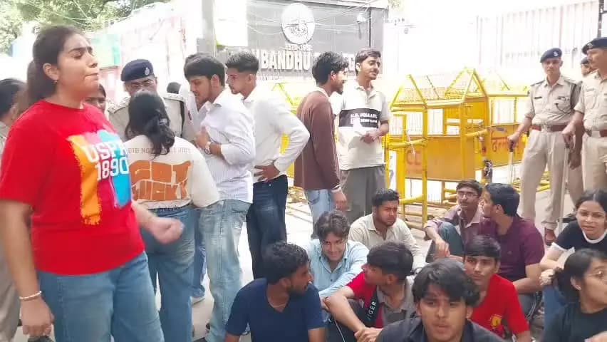 दिल्ली के देशबंधु कॉलेज में प्रेसिडेंट पद का नामांकन रद्द, छात्रों ने किया प्रदर्शन