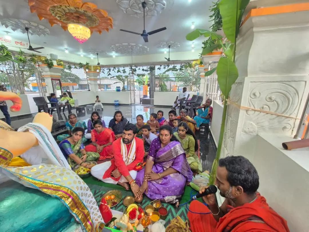 జగిత్యాల రూరల్: జగిత్యాల: గోపాలరావుపేటలో మట్టి గణపతికి పూజలు చేసిన జడ్పీ మాజీ చైర్పర్సన్ వసంత సురేష్