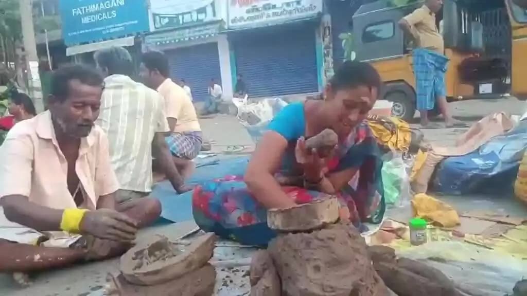 இராமநாதபுரம்: ராமநாதபுரம்: விநாயகருக்கு சாம்பிராணி புகை போட்டு மத நல்லிணக்கத்தை போற்றிய இஸ்லாமியர்