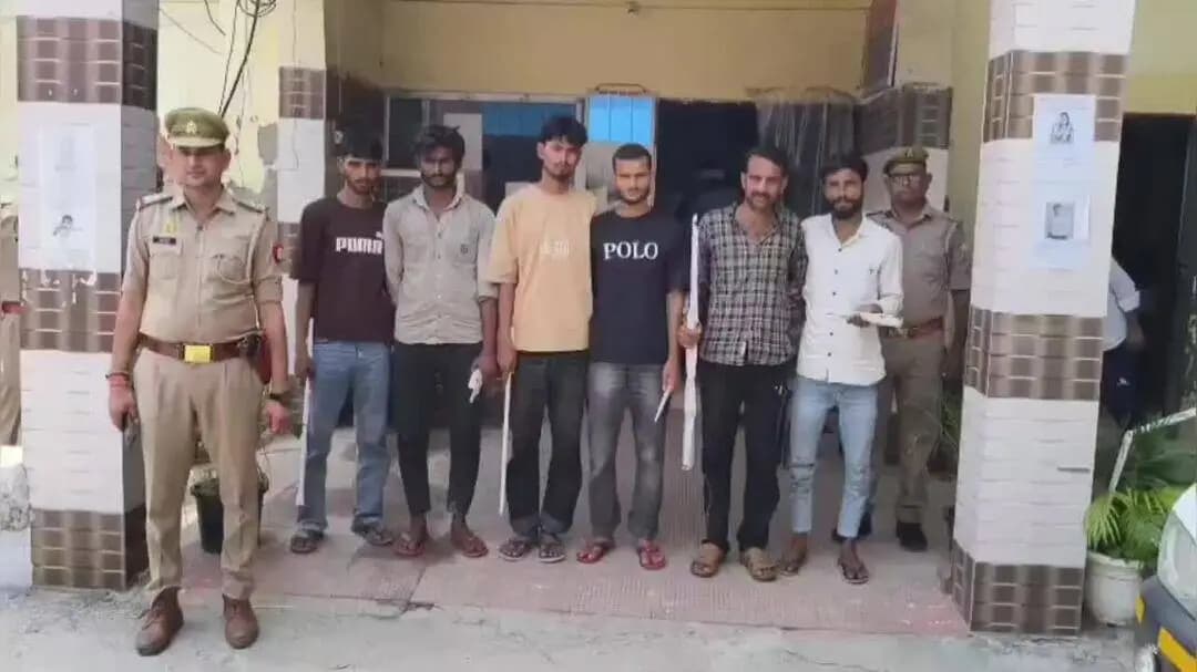 छाता: कोसीकलां पुलिस ने छह आरोपियों को पकड़ा, रायफल और चोरी में इस्तेमाल होने वाले औजार बरामद