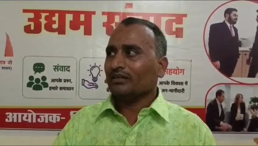 सारसडोली गांव के दीपू प्रसाद साहू ने सरकारी योजनाओं की मदद से अपने सपनों को नई उड़ान दी।
PMFME योजना के तहत लोन, सब्सिडी और प्रोत्साहन राशि से उन्होंने गांव में ऑर्गेनिक तेल की प्रोसेसिंग यूनिट शुरू की।
आज वे तेल के साथ ऑर्गेनिक मसाले और आटा भी तैयार कर रहे हैं, जिससे उनका व्यवसाय लगातार बढ़ रहा है।
दीपू प्रसाद जी अपनी सफलता का श्रेय मुख्यमंत्री जी एवं उद्यानिकी विभाग की योजनाओं को देते हुए आभार व्यक्त करते हैं।
#PMFME #OrganicProducts #SuccessStory #SelfEmployment #GovernmentSchemes #MadhyaPradesh #Dindori #Entrepreneurship #FoodProcessing #AatmanirbharMadhyaPradesh