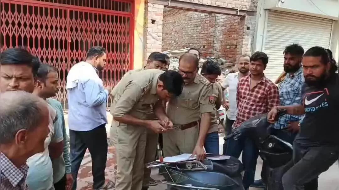 छाता: कोसीकलां ज्वेलर्स चोरी में 10 किलो सोना और 15 लाख की चोरी, 10 पुलिस टीमें जांच में जुटीं, आगरा आईजी का निरीक्षण