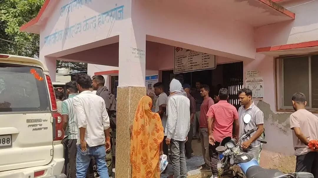 हंटरगंज: भलूवाहा मेंटूटे तार की चपेट में पारा शिक्षक की मौत,शौच के लिए निकले थे अशोक यादव, अंधेरे में जमीन पर गिरे तार की चपेट मे