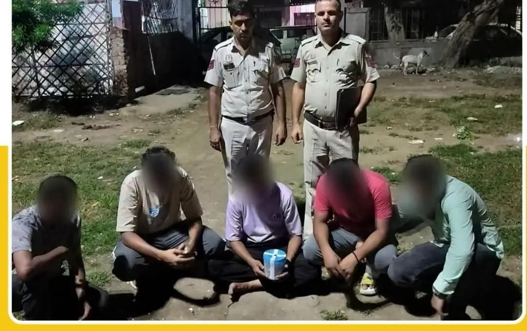रोहिणी: थाना सुल्तानपुरी पुलिस ने 5 जुआरियों को किया गिरफ्तार, ₹24,640 नकद और जुआ सामग्री बरामद