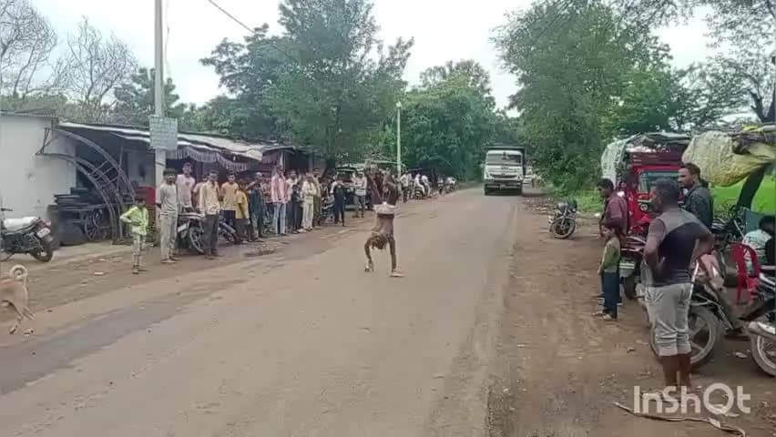 बनखेड़ी: नर्मदापुरम जिले में धर्मपुरी महाराज का भव्य स्वागत, हाथों के बल कर रहे 3600 किमी नर्मदा परिक्रमा