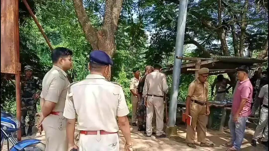 জামপুইজলা: দীর্ঘ কয়েক ঘণ্টার পর ওয়ারিং বাড়ি আনলোড করলেন পুলিশ গাড়ি